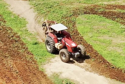 Prefeitura de São José de Piranhas intensifica corte de terra para agricultores e contrata mais tratores