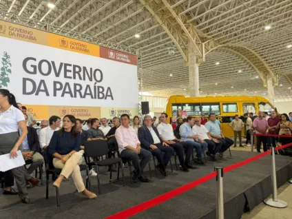 João Azevêdo entrega 113 ônibus escolares para municípios da PB: "investimento tão significativo”