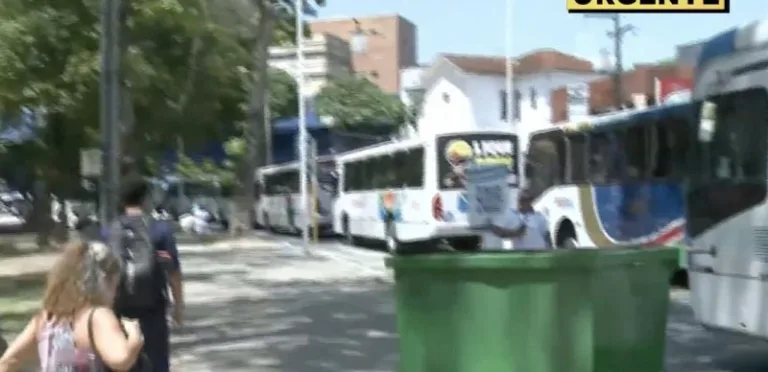 Motoristas de ônibus realizam protesto no Centro de João Pessoa