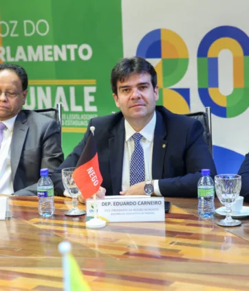 Deputado Eduardo Carneiro toma posse como vice-presidente da Unale, durante solenidade em Brasília