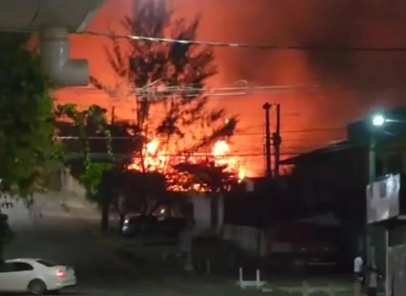 Falha em fogos de artifício provoca incêndio de grandes proporções em CG