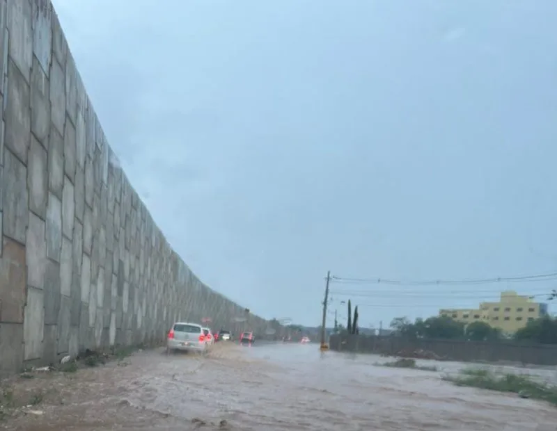 Chuvas causam alagamentos e deixam trânsito lento na região do Viaduto do Cristo