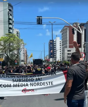 PARTICIPAÇÃO CONTRADITÓRIA: Secretário de Campina Grande, Sargento Neto lidera protesto de policiais civis da Paraíba