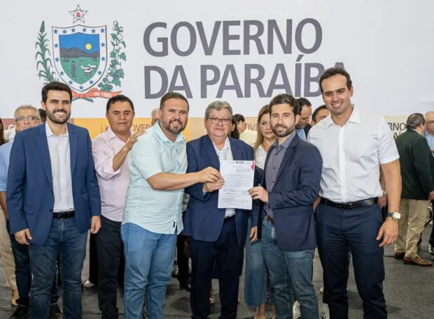 Municípios da base de Michel Henrique recebem ônibus escolares em evento promovido pelo Governo do Estado