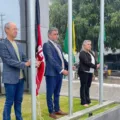 CHUVA DE PATRIOTISMO: Mesmo em meio a fortes chuvas, vereadores Bayeux hasteiam Bandeira e entoam Hino Nacional