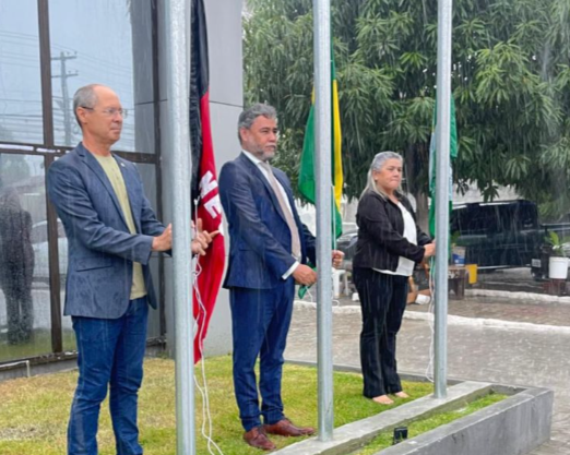 CHUVA DE PATRIOTISMO: Mesmo em meio a fortes chuvas, vereadores Bayeux hasteiam Bandeira e entoam Hino Nacional