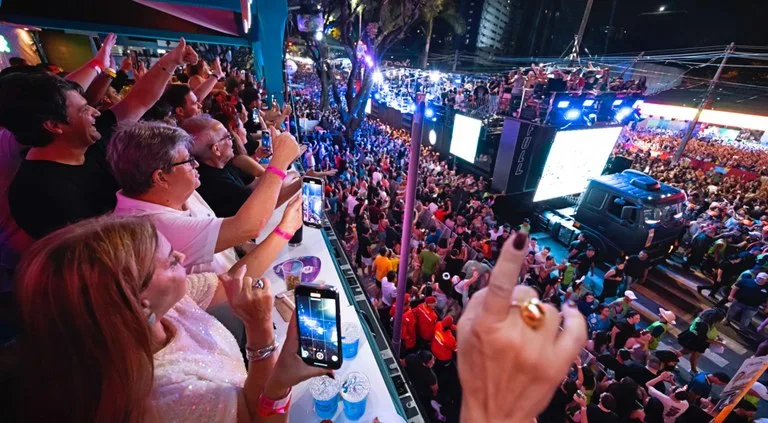 João Azevêdo prestigia Muriçocas do Miramar e destaca ações do Governo em apoio ao Carnaval paraibano