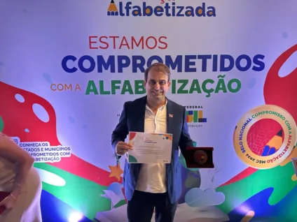 Prefeito de São José de Piranhas recebe ‘Selo Ouro ‘ do Compromisso Nacional com a Alfabetização