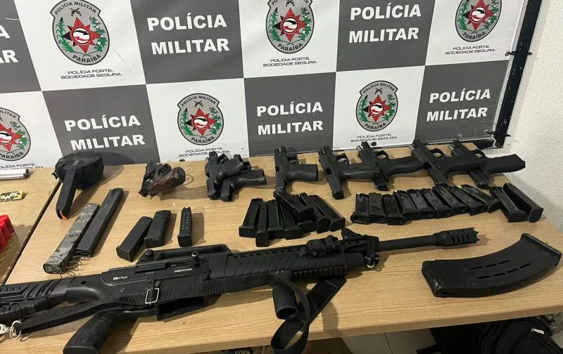 POLÍCIA NAS RUAS: Operação apreende arsenal de armas e munições e prende supostos integrantes de facção criminosa em Cabedelo