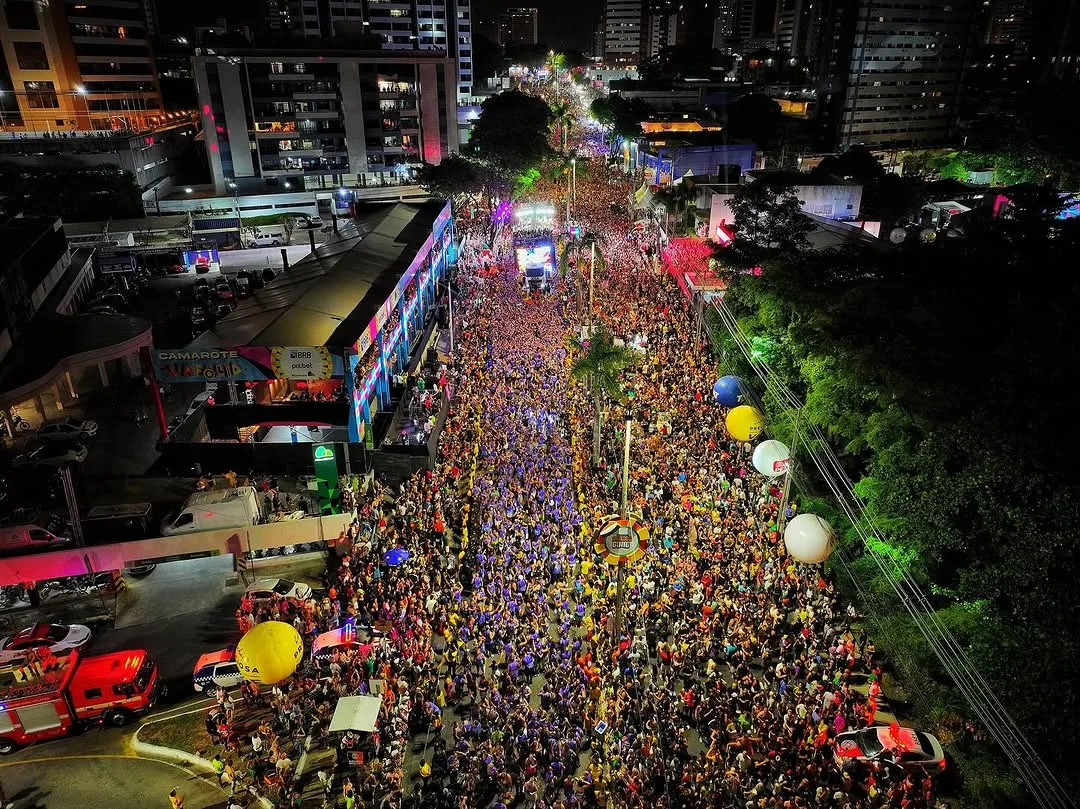 Vumbora dá início ao Via Folia com Bell Marques arrastando multidão na Epitácio Pessoa - VEJA VÍDEOS DA FESTA