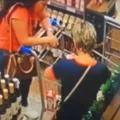 Mulher perde parte da visão após explosão de garrafa de vinho em mercado; veja vídeo