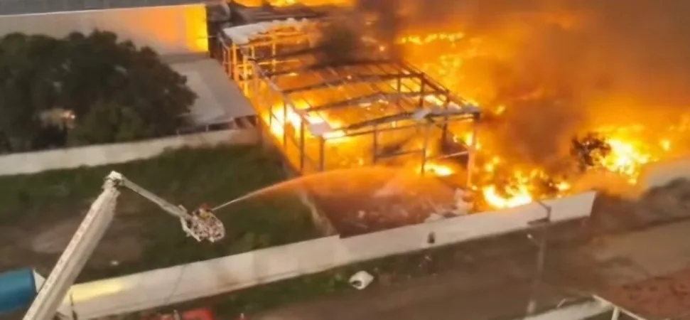 Incêndio atinge e destrói parte de galpão de materiais recicláveis em Santa Rita