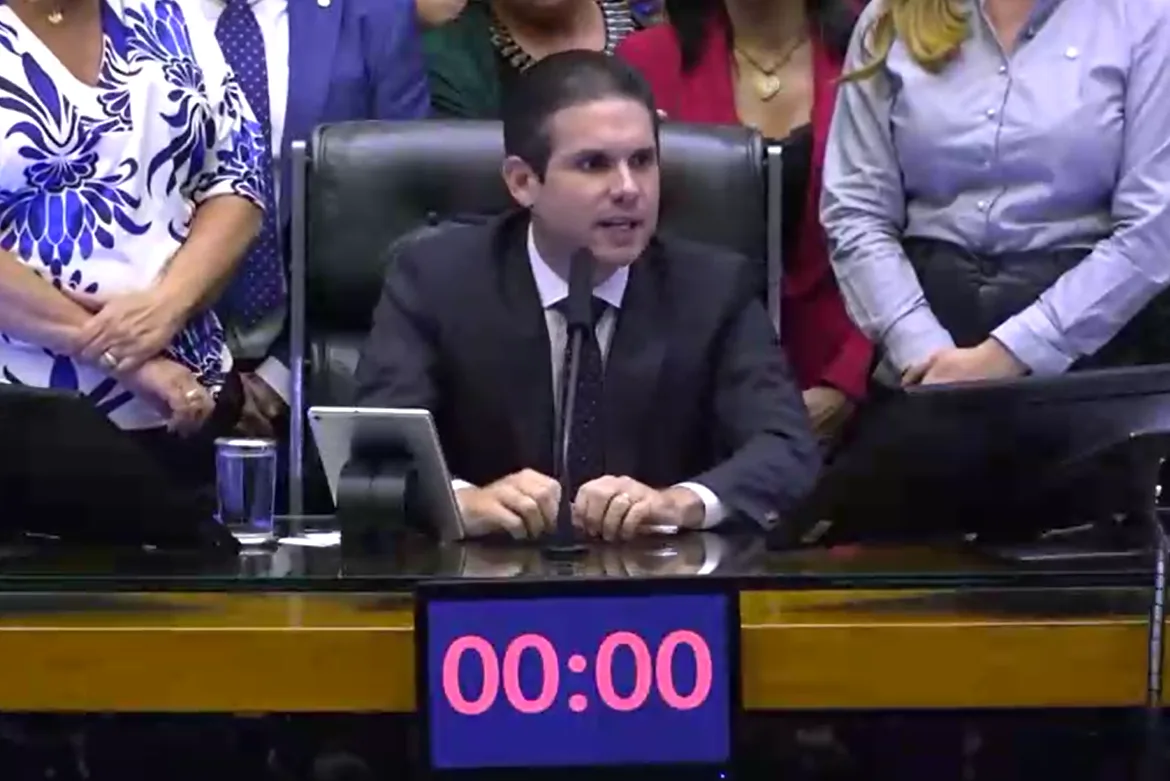 Durante tumulto no Plenário, Hugo Motta diz que não é frouxo e ameaça punir deputados após gritaria por denúncia contra Bolsonaro