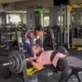 Homem é 'enforcado' por barra de supino de 165 kg em academia; veja vídeo