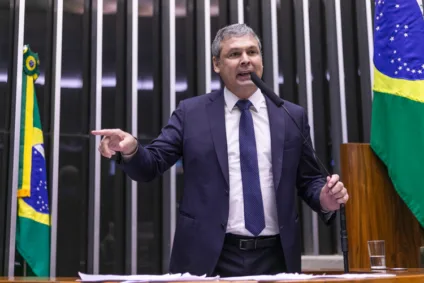 Deputados bolsonaristas interrompem discurso de Lindbergh Farias na Câmara e geram confusão; veja vídeo