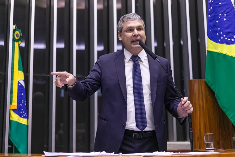 Deputados bolsonaristas interrompem discurso de Lindbergh Farias na Câmara e geram confusão; veja vídeo