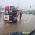 Acidente envolve moto e caminhão em trecho tomado por água na BR-230, em Bayeux