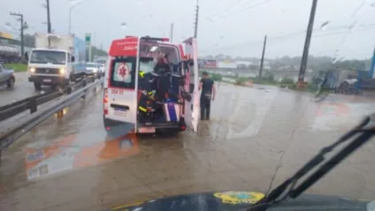 Acidente envolve moto e caminhão em trecho tomado por água na BR-230, em Bayeux