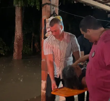 Prefeito Major Sidnei resgata família ilhada na zona rural de Sapé; assista