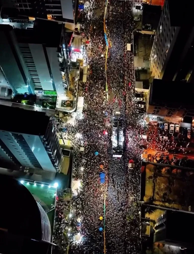 Bloco Vumbora dá início ao Via Folia com Bell Marques arrastando foliões na Epitácio Pessoa