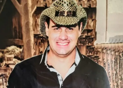 TRAGÉDIA: Cantor sertanejo morre aos 46 anos após ser prensado por ônibus