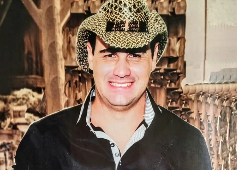 TRAGÉDIA: Cantor sertanejo morre aos 46 anos após ser prensado por ônibus