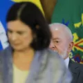 Presidente Luiz Inácio Lula da Silva, ministra Nisia Trindade, vice-presidente Geraldo Alckmin durante a cerimônia de assinatura de parcerias para fortalecimento da produção e inovação de vacinas e biofármacos. | Sérgio Lima/Poder360 - 25.fev.2025