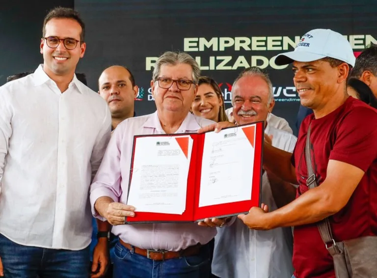 João Azevêdo celebra convênios para apoiar eventos religiosos e Carnaval Tradição em Campina Grande