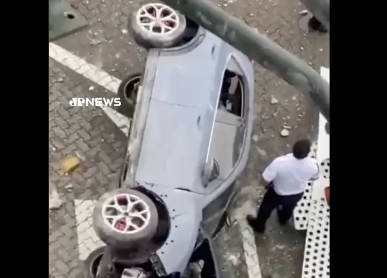 Motorista perde controle e cai com carro do terceiro andar de estacionamento; veja vídeo