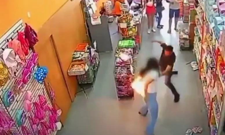 Celular explode dentro do bolso e deixa mulher em chamas; veja vídeo