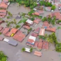 Rio transborda e atinge 200 casas de comunidade ribeirinha em Baía da Traição, no Litoral Norte