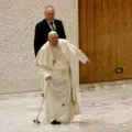 SUSTO: Papa Francisco tropeça após bengala quebrar durante audiência no Vaticano