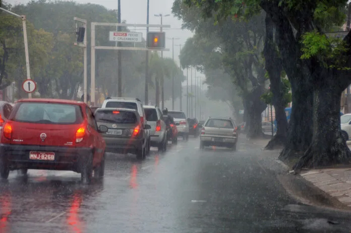 Inmet emite novo alerta de chuva forte para 25 cidades da Paraíba; veja lista