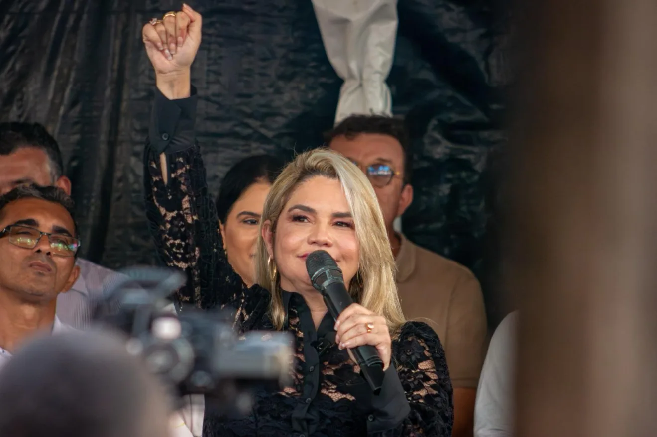 Prefeita de Conde, Karla Pimentel, anuncia reajuste salarial de 7,5% para servidores municipais Prefeita de Conde, Karla Pimentel, anuncia reajuste salarial de 7,5% para servidores municipais