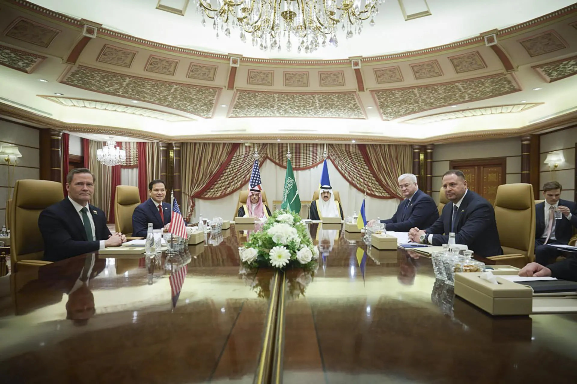 Delegações dos EUA e da Ucrânia em encontro nesta terça-feira (11) em Jeddah, na Arábia Saudita (Foto: EFE/EPA/Telegram de Andriy Yermak)