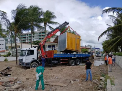 Construções irregulares são demolidas na orla de Cabedelo, na Grande João Pessoa