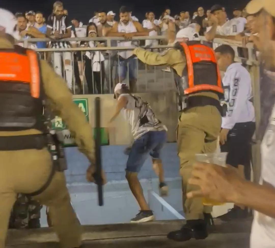 Policial empurra torcedor do Treze da arquibancada e o faz cair na escadaria; veja vídeo