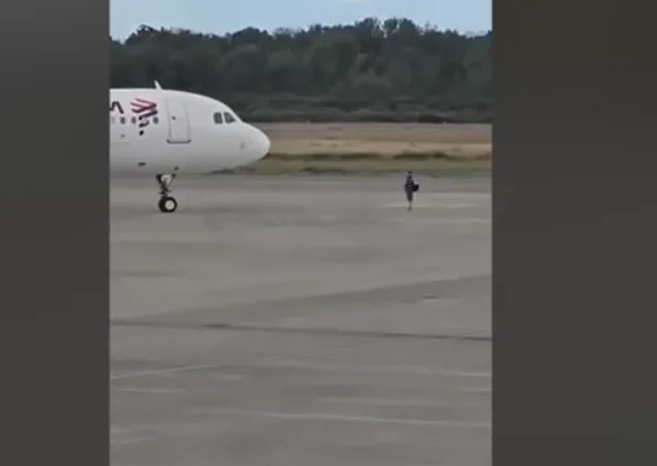 Após não conseguir entrar em avião, homem invade pista e tenta impedir voo; veja vídeo