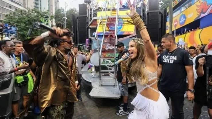 Claudia Leitte é vaiada na abertura do Carnaval de Salvador e reage: "Que Deus abençoe vocês”