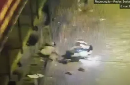 Homem dorme nos trilhos e acaba atropelado por trem de carga; veja vídeo