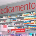 Entidades criticam permissão para farmacêutico prescrever medicamento; entenda