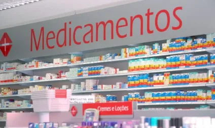 Entidades criticam permissão para farmacêutico prescrever medicamento; entenda