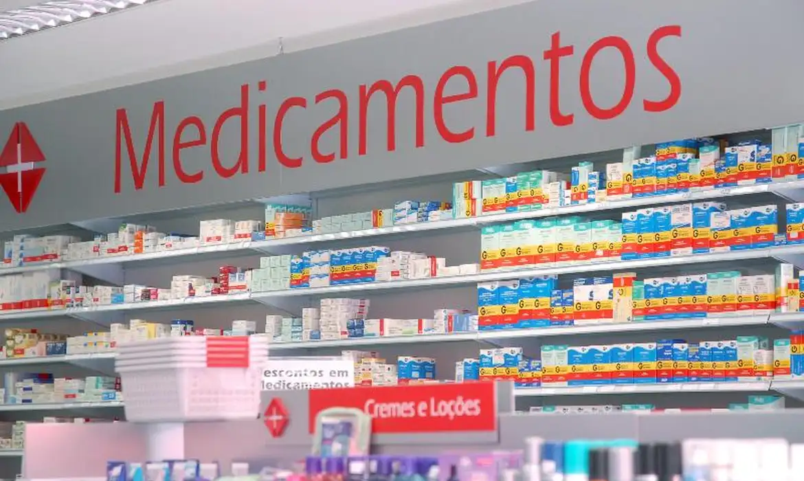 Entidades criticam permissão para farmacêutico prescrever medicamento; entenda