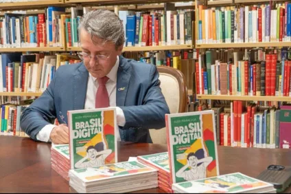 Paraibano lança livro com análise inédita sobre polarização digital e política no Brasil