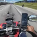 Motoboy quase é derrubado durante roubo de celular em rodovia; veja vídeo