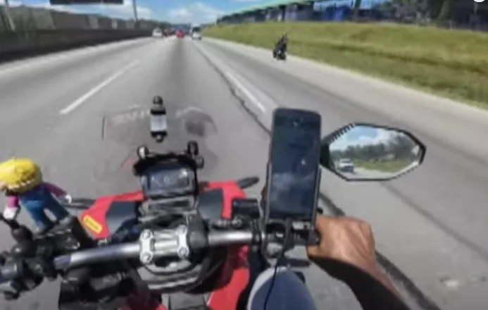 Motoboy quase é derrubado durante roubo de celular em rodovia; veja vídeo