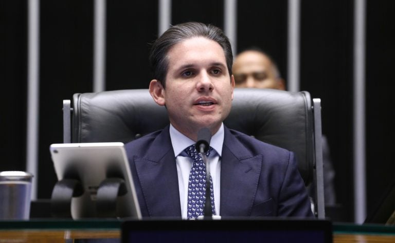 Hugo Motta recebe de Lula projeto do Governo Federal sobre aumento do limite de faturamento do MEI