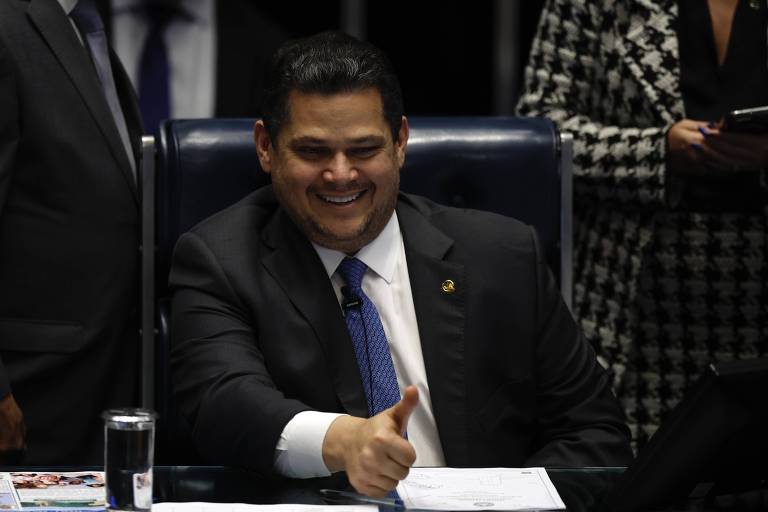 Alcolumbre se reúne com governo, mas adia definição sobre PEC do fim da escala 6×1