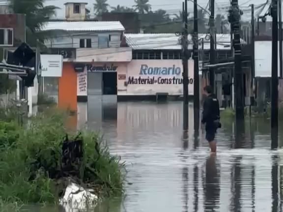 Chuvas causam alagamentos em João Pessoa e moradores são obrigados a retirar móveis às pressas para evitar prejuízos