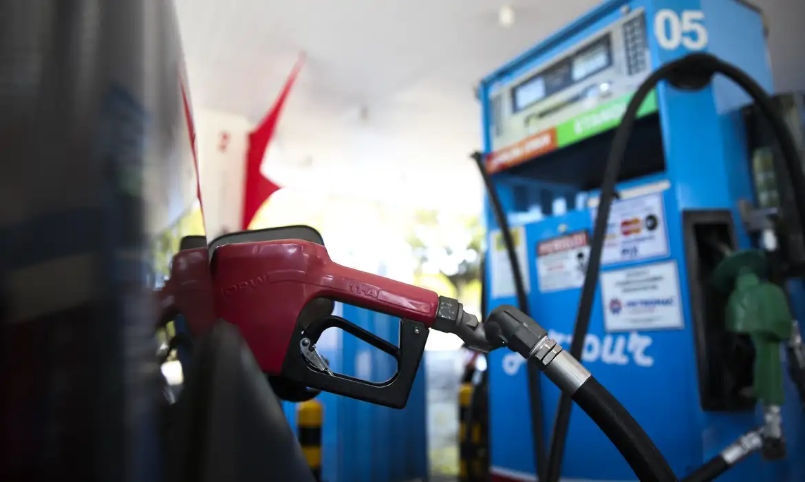 Governo Federal inicia retirada de subsídio ao diesel após queda no preço do petróleo